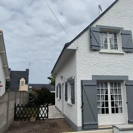 House With Beautiful Garden Close To The Sea 프풀리귀앙
