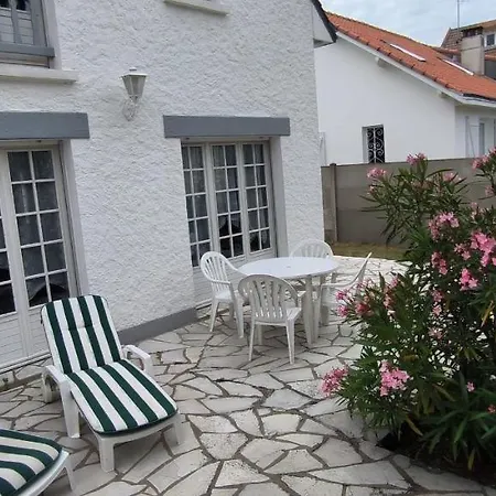 House With Beautiful Garden Close To The Sea 프풀리귀앙